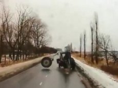 В Черноземье отвалившееся колесо трактора влетело в легковушку