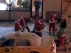 Вечеринка Санта-Клаусов закончилась уличной дракой