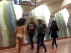 Голый акробат в метро Сан-Франциско