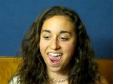 Девушка мастерски имитирует звуки животных