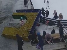 Новогодняя декоративная арка упала на женщину в Петрозаводске