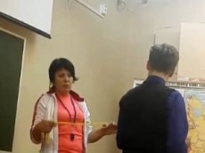 Школьники сняли на видео, как учитель наказывает их скакалкой