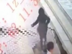 Женщина провалилась под землю на глазах прохожих