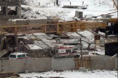 В Екатеринбурге упавший кран убил двух человек: 
съемка камерой наружного наблюдения