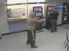 Клиент букмекерской конторы остановил вооруженного грабителя