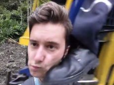 Парень сделал неудачное "селфи" на фоне поезда