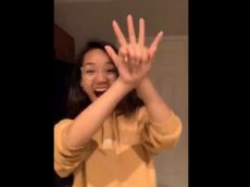 В Сети набирает популярность видео "трюка с руками"
