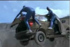 Прыжок в карьер на авто с людьми в багажнике