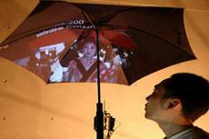 В Японии изобретен зонтик с экраном, Интернетом и GPS