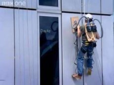 "Мухочеловек" взобрался на здание при помощи пылесосов