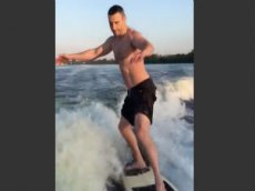 Мэр Киева упал с вейкборда на Днепре