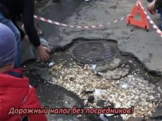 Автолюбители закатали в яму на дороге 3000 рублей  монетами