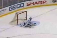 Голкипер пропустил шайбу, запущенную от противоположных ворот