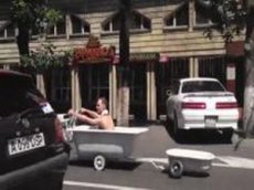 Энтузиаст оснастил ванну колесами