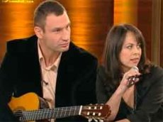 Виталий Кличко с супругой исполнили романс "Мохнатый шмель"