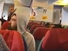 Видео из салона самолета Turkish Airlines, попавшего в сильную турбулентность