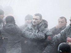 На митинге в Харькове Кличко забросали яблоками и яйцами