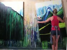 Художница рисует картины без кисточки