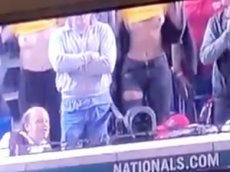 Две болельщицы обнажились во время бейсбольного матча (MLB)
