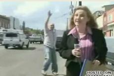 Репортерам мешают жить неадекватные прохожие