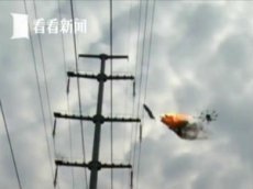 Дрон с огнеметом приспособили для удаления мусора с ЛЭП