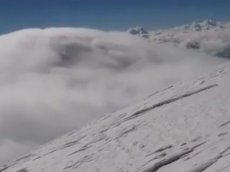«Текущие» по вершине Эльбруса облака попали на видео
