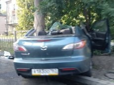 «Мазда» врезалась в столб, избегая столкновения с велосипедистом