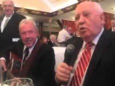 Горбачев спел под аккомпанемент Макаревича