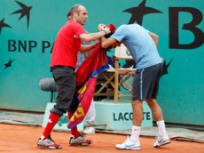 Во время финального матча "РГ" фанат попытался одеть на Роже Федерера шарф