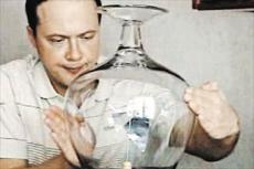 Экстрасенс из Новосибирска двигает предметы взглядом