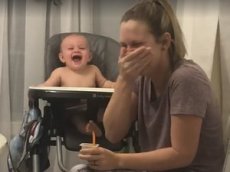 Видео реакции малыша на чихающую маму набирает популярность в Сети