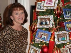 Американка украсила дом 76 рождественскими елями