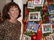 Американка украсила дом 76 рождественскими елями