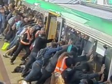 Пассажиры наклонили поезд, чтобы спасти человека
