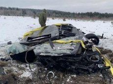 Мужчина на спор сбросил свой Mercedes с вертолета