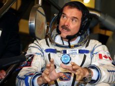 Капитан экипажа МКС попрощался с космосом песней Дэвида Боуи