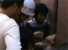 Маленькая китаянка застряла головой в здании