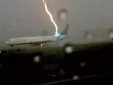 Молния «атаковала» самолет в США