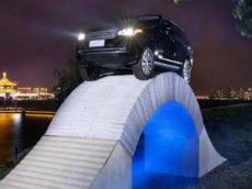 Range Rover проехал по бумажному мосту