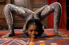 Девушка-змея из Африки шокировала Лондон