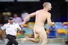 Игрок в крикет "вырубил" голого эксгибициониста