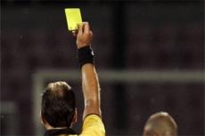 Бразильский игрок показал желтую карточку арбитру