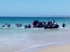 Беженцы устроили переполох на популярном пляже в Испании