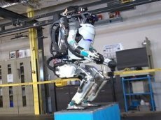 Человекоподобный робот научился делать сальто