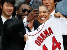 Samsung высмеял владельцев селфи-палок