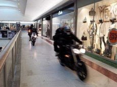 Банда грабителей въехала на мотоциклах прямо в торговый центр и ограбила бутик