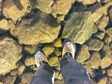 Прогулка по замёрзшему озеру в горах собрала миллионы просмотров