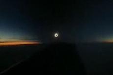 Солнечное затмение: вид из иллюминатора самолета