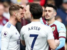 Футболист получил желтую карточку за поцелуй соперника