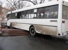Пешеход чудом спасся от взбесившегося автобуса